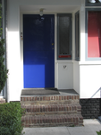 905431 Gezicht op de voordeur van de door architect-meubelmaker Gerrit Rietveld (1888-1964) ontworpen woning Robert ...